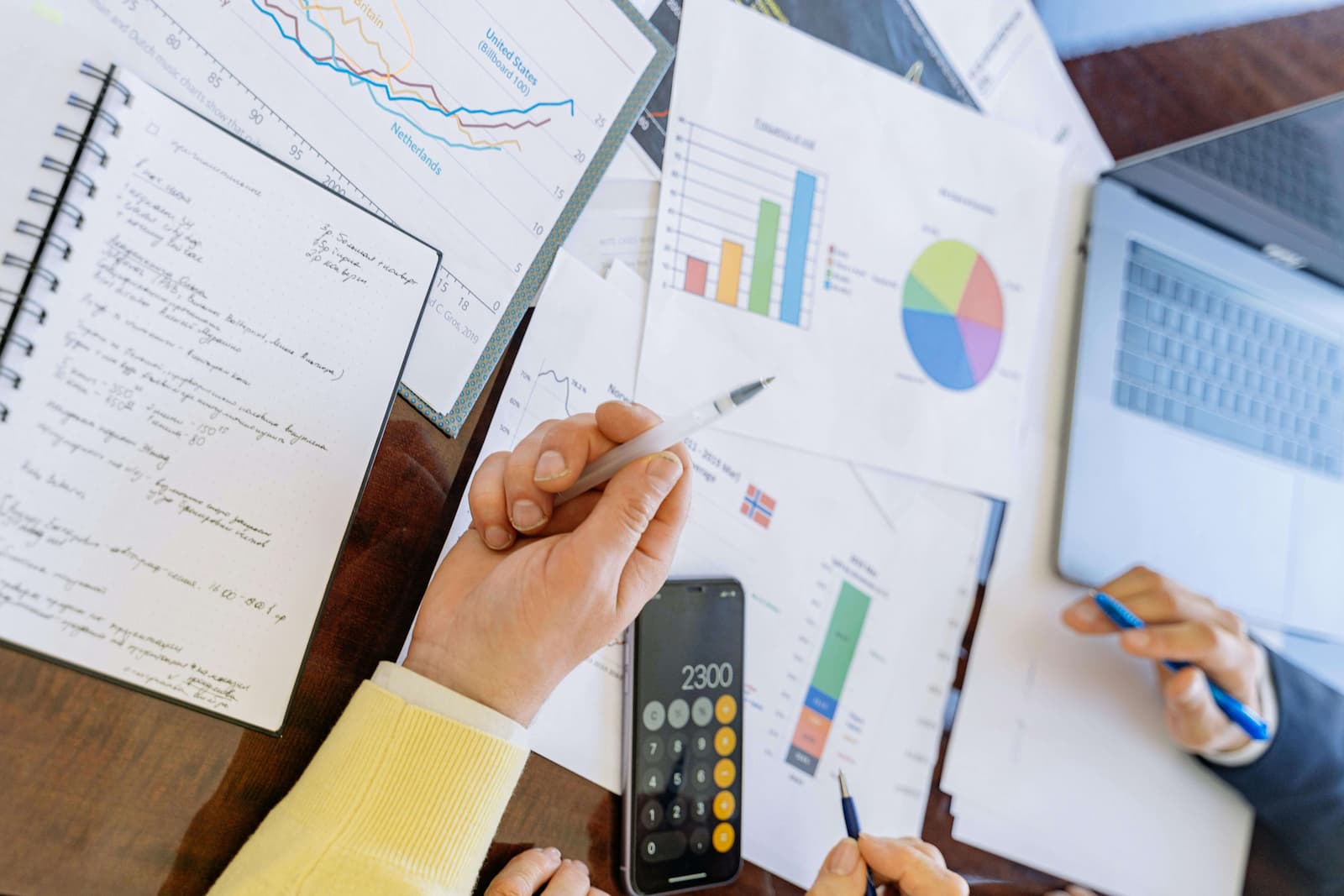 Consultant SEO présentant un devis site vitrine à un client au Maroc